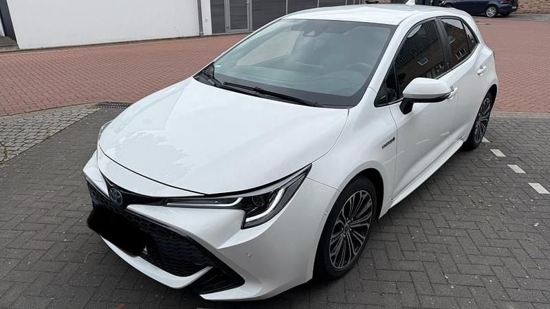 Weiß Gebraucht 2020 Toyota Corolla Hybrid Limousine | 19.250 € (Fairer Preis) - Bild 1/4