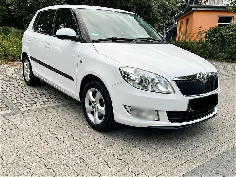 Weiß Gebraucht 2012 Skoda Fabia Kleinwagen | 4.890 € (Etwas zu teuer) - Bild 1/4