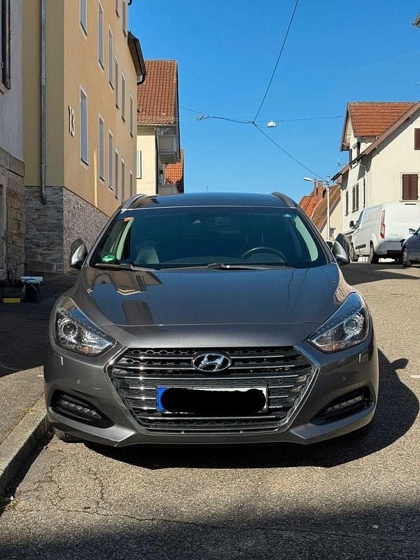 Gebraucht Hyundai i40 Premium 141 PS (103 kW) 2017 Grau Kombi