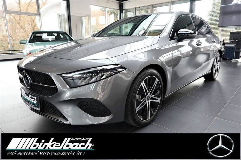 Mountaingrau met. Gebraucht 2024 Mercedes A200 Night Limousine | 31.900 € (Etwas zu teuer) - Bild 1/4