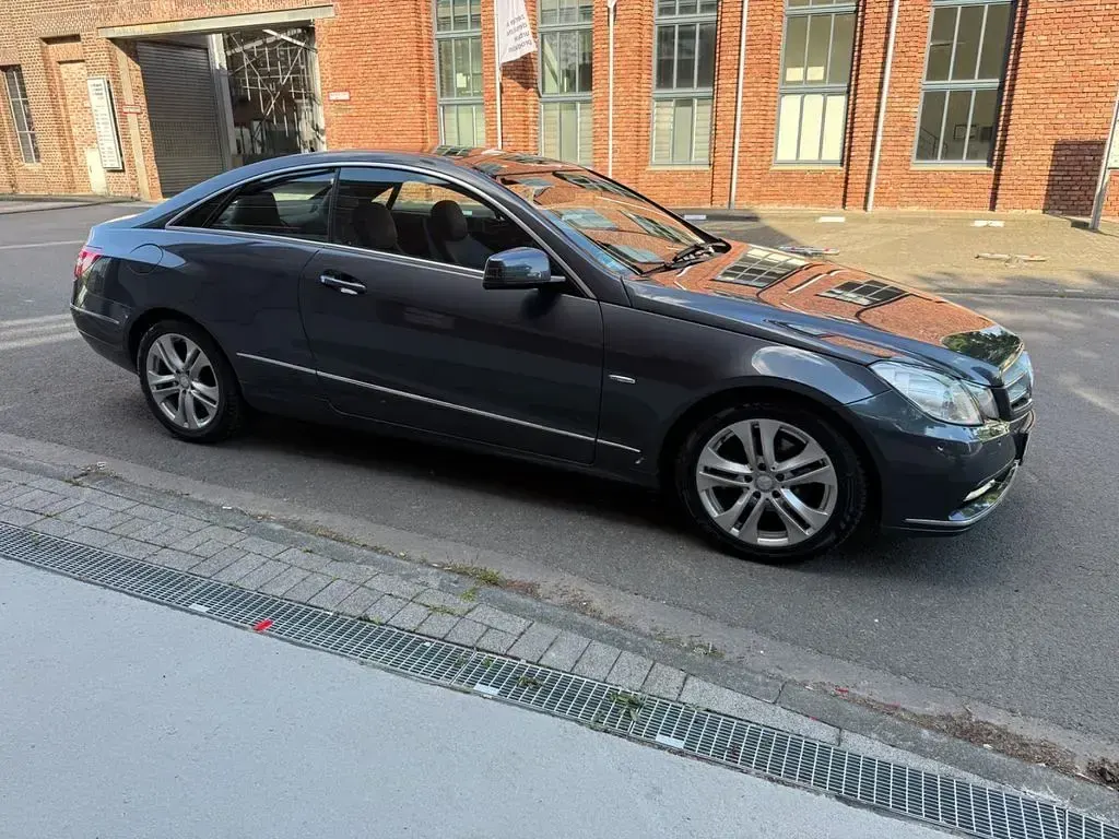 Gebraucht Mercedes E220 170 PS (125 kW) 2011 Grau Coupé
