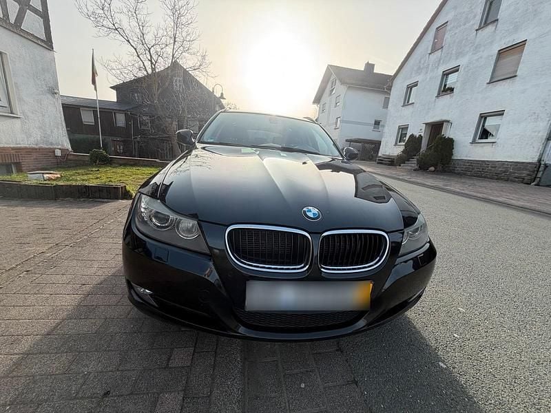 Gebraucht BMW 320 170 PS (125 kW) 2011 Schwarz Kombi