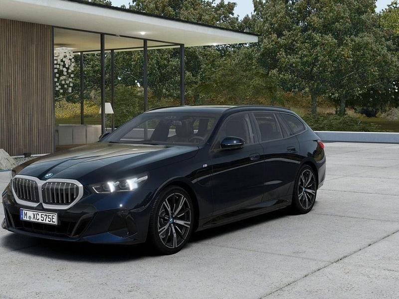 Gebraucht BMW 530e M Sport 299 PS (219 kW) 2024 Carbonschwarz (schwarz) Kombi