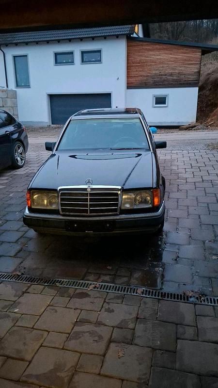 Gebraucht Mercedes E250 126 PS (92 kW) 1992 Schwarz Limousine