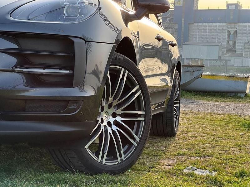 Gebraucht Porsche Macan 245 PS (180 kW) 2019 Grau SUV