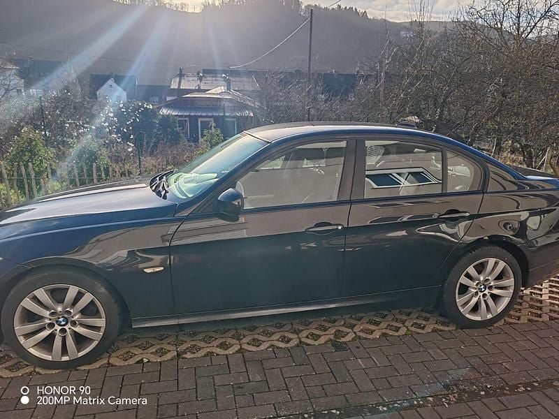Gebraucht BMW 318 143 PS (105 kW) 2011 Schwarz Limousine