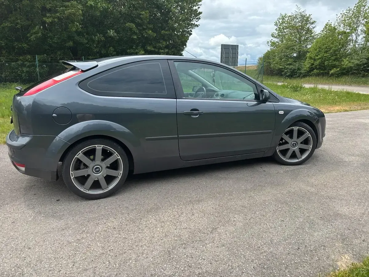 Brugt Ford Focus 100 HK (73 kW) 2005 Grå Hatchback
