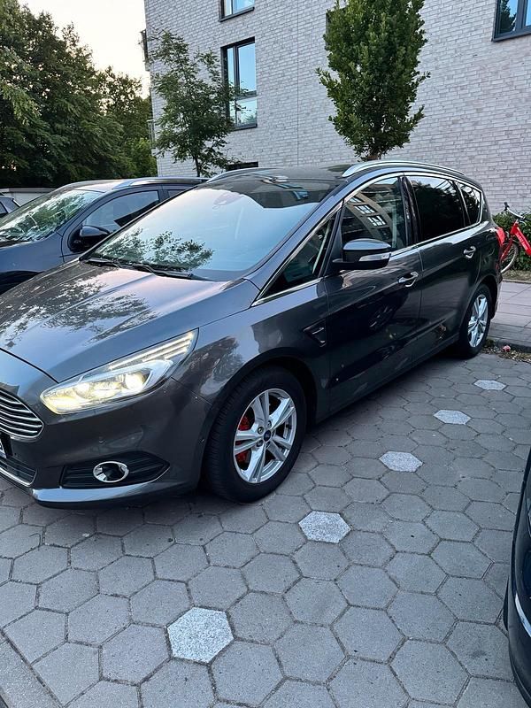 Grau Gebraucht 2018 Ford S-MAX Titanium Van / Kleinbus | 16.000 € (Etwas zu teuer) - Bild 1/4
