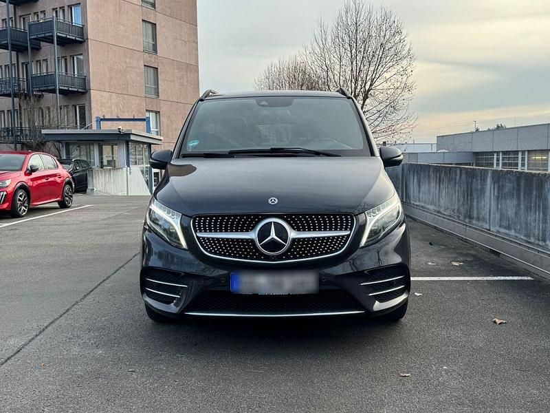 Grau Gebraucht 2019 Mercedes V300 Avantgarde Van / Kleinbus | 36.990 € (Superpreis) - Bild 1/4