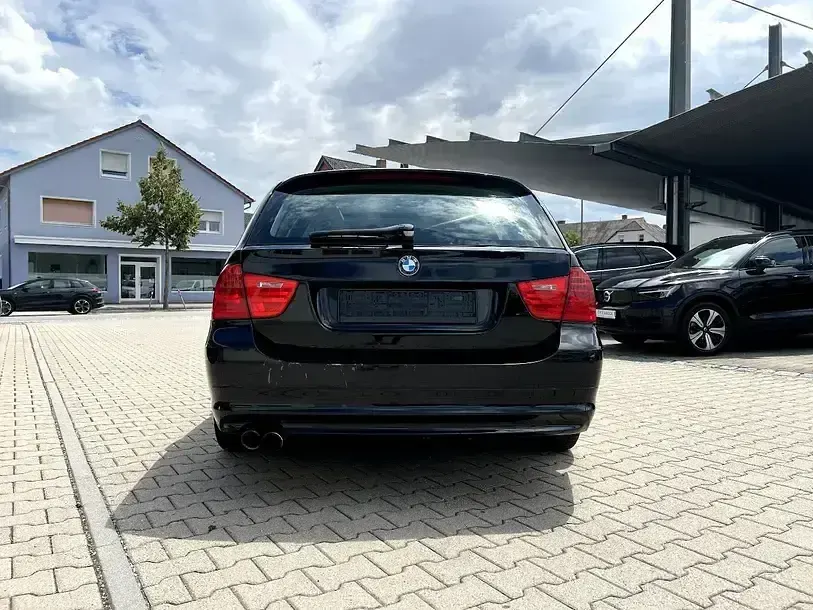 Gebraucht BMW 330 Sport Line 245 PS (180 kW) 2010 Schwarz Kombi