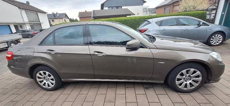 Gebraucht Mercedes E200 Elegance 136 PS (100 kW) 2011 Grau Limousine