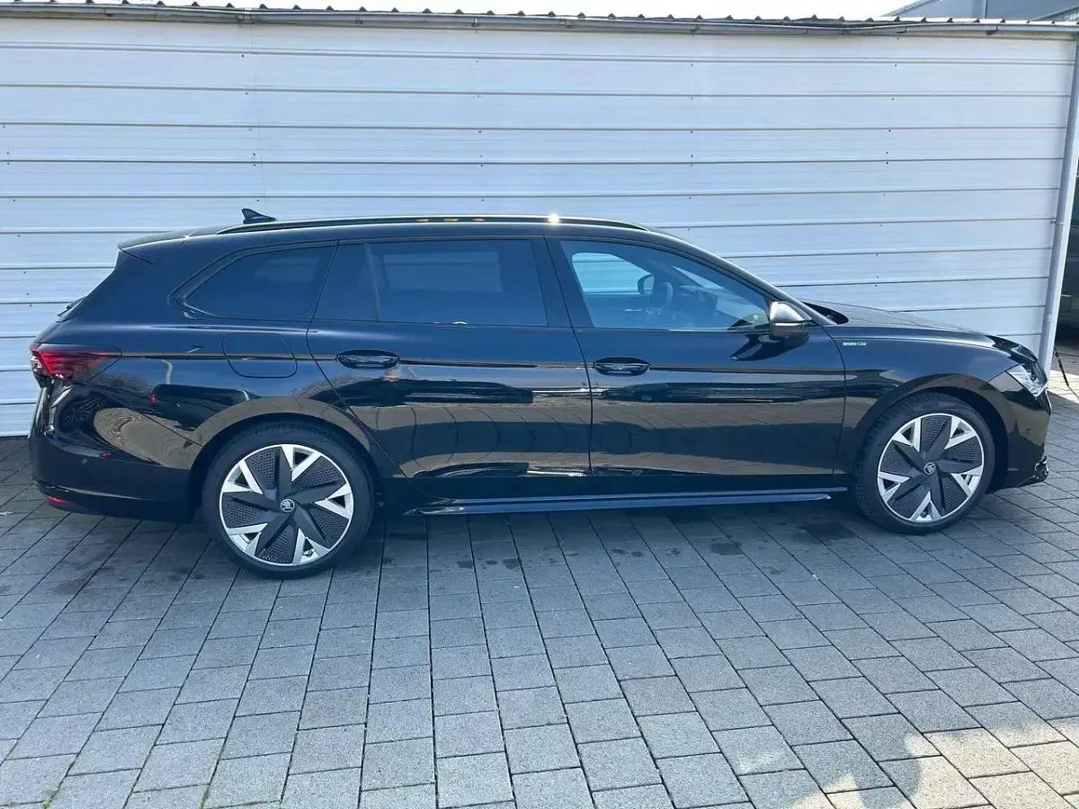 Neu Skoda Superb SportLine 193 PS (141 kW) 2026 Ebony black metallic Kombi