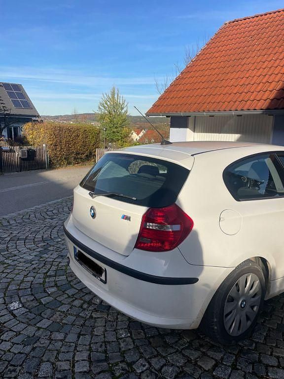 Weiß Gebraucht 2010 BMW 116 Kleinwagen | 4.000 € (Fairer Preis) - Bild 1/4