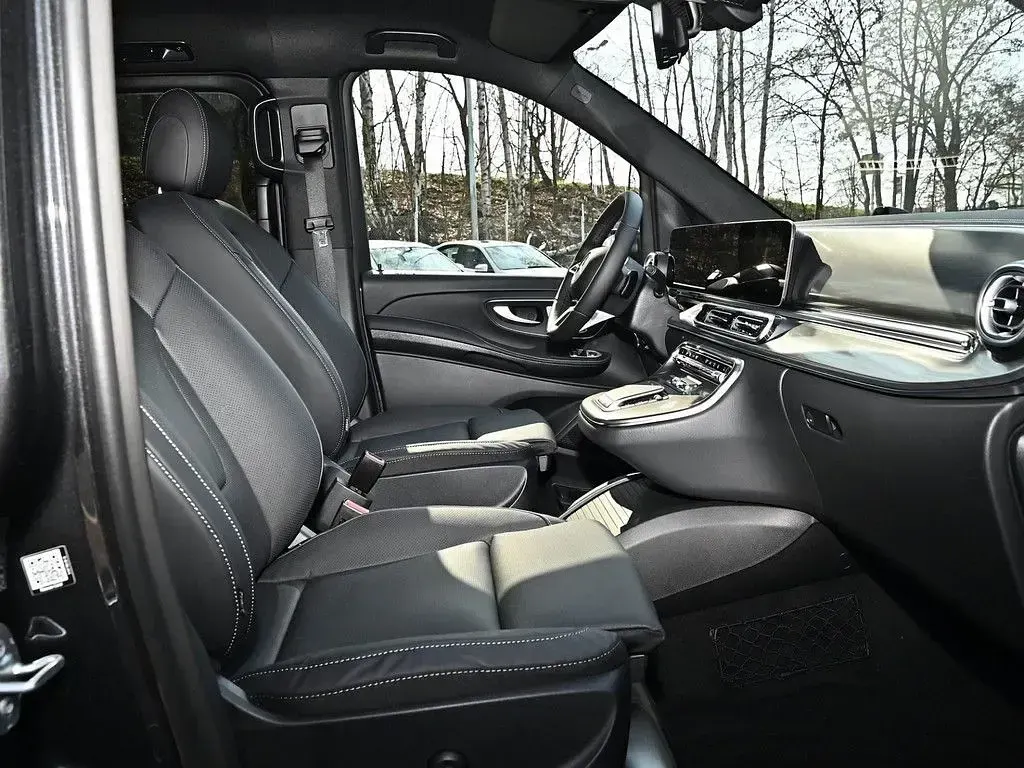 Gebraucht Mercedes V300 Exclusive 237 PS (174 kW) 2026 Grau / graphitgrau Van / Kleinbus