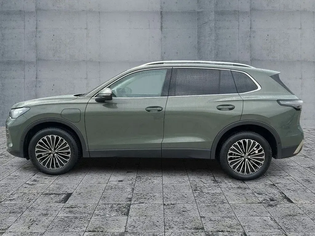Gebraucht VW Tiguan Elegance 272 PS (200 kW) 2025 Cipressinogrün metallic SUV