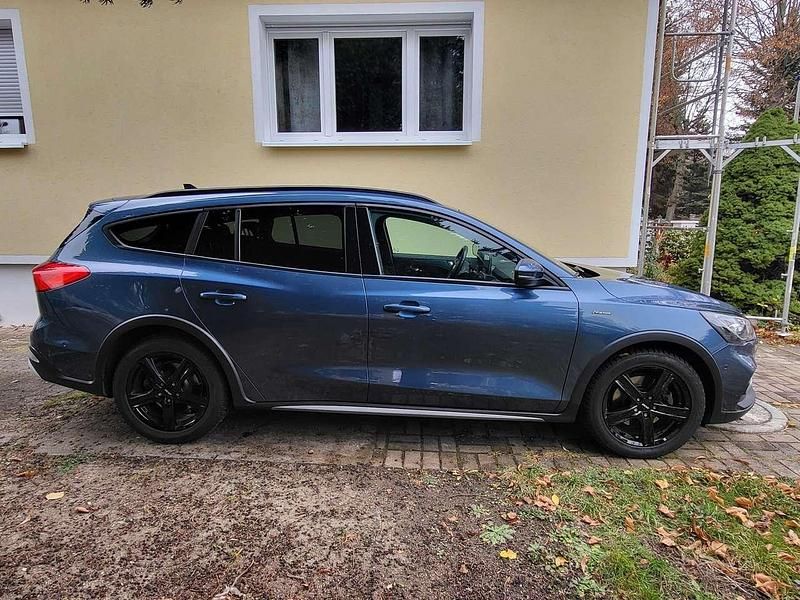 Gebraucht Ford Focus Active X 155 PS (114 kW) 2021 Blau Kombi
