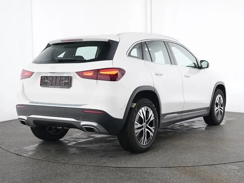 Gebraucht Mercedes GLA200 Progressive 163 PS (119 kW) 2025 Weiß SUV