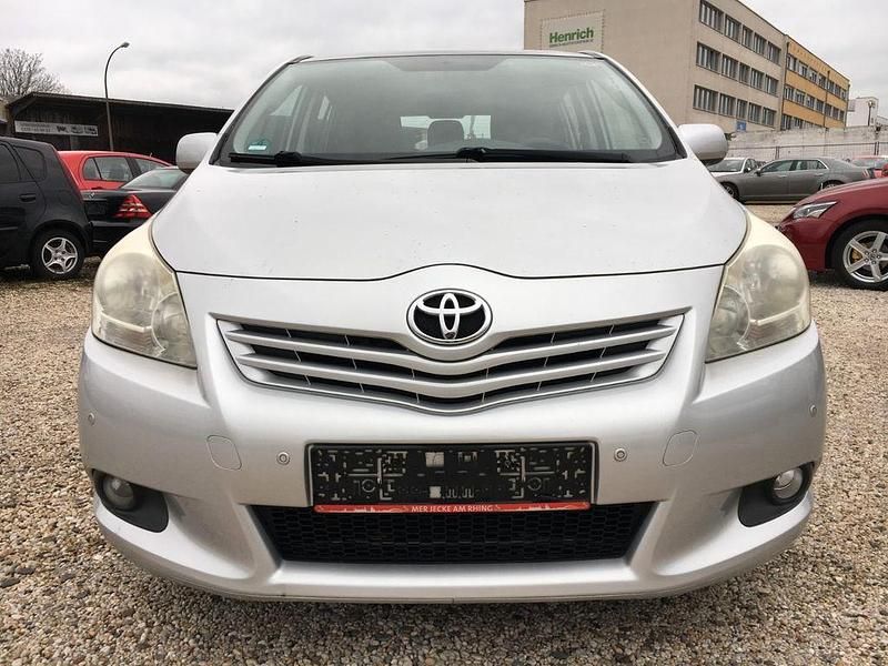 Gebraucht Toyota Verso Edition 147 PS (108 kW) 2011 Silber Van / Kleinbus