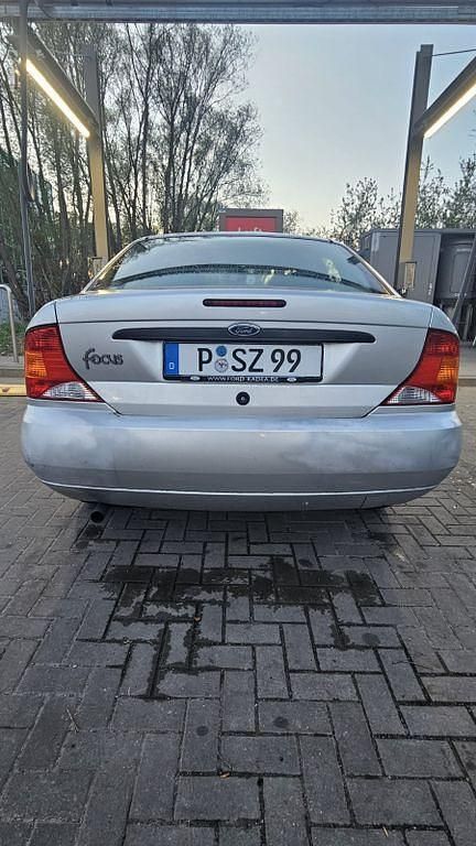 Second-hand Ford Focus 101 CP (74 kW) 2001 Argintiu Berlinǎ