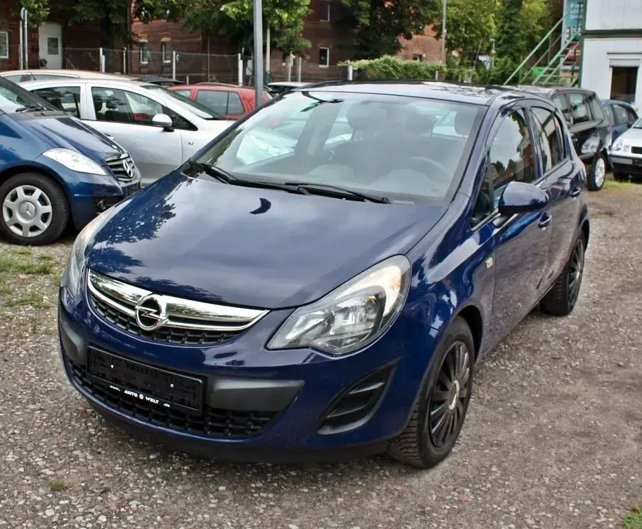 Używany Opel Corsa Edition 69 KM (50 kW) 2015 Niebieski Sedan/Limuzyna