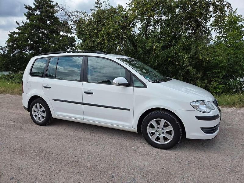 Weiß Gebraucht 2009 VW Touran Conceptline Van / Kleinbus | 1.990 € (Guter Preis) - Bild 1/4