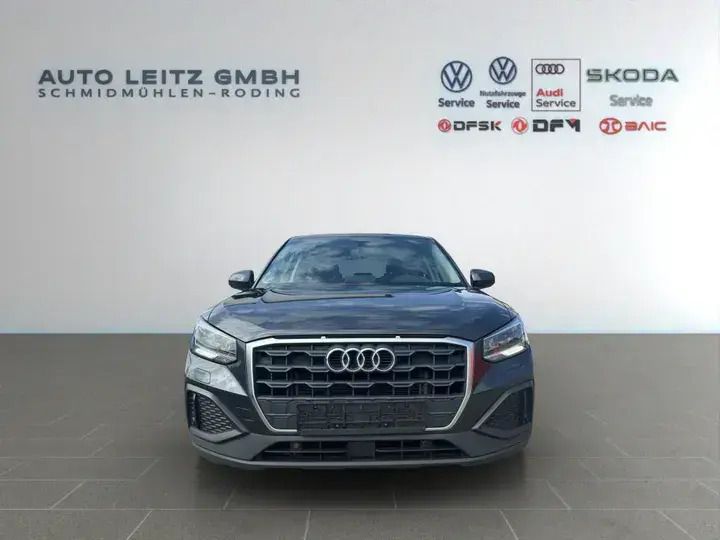 Grau manhattangrau Gebraucht 2022 Audi Q2 Advanced SUV | 24.440 € (Fairer Preis) - Bild 1/3