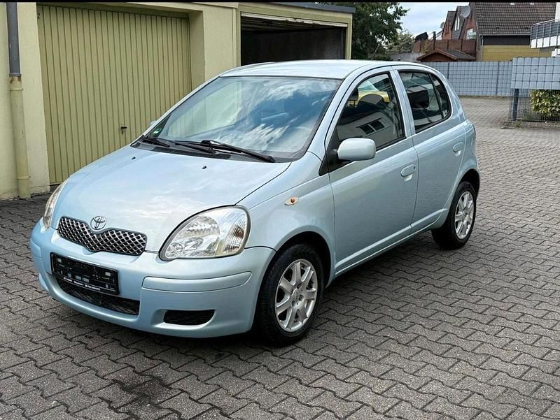 Grün Gebraucht 2004 Toyota Yaris Limousine | 2.300 € (Fairer Preis) - Bild 1/4