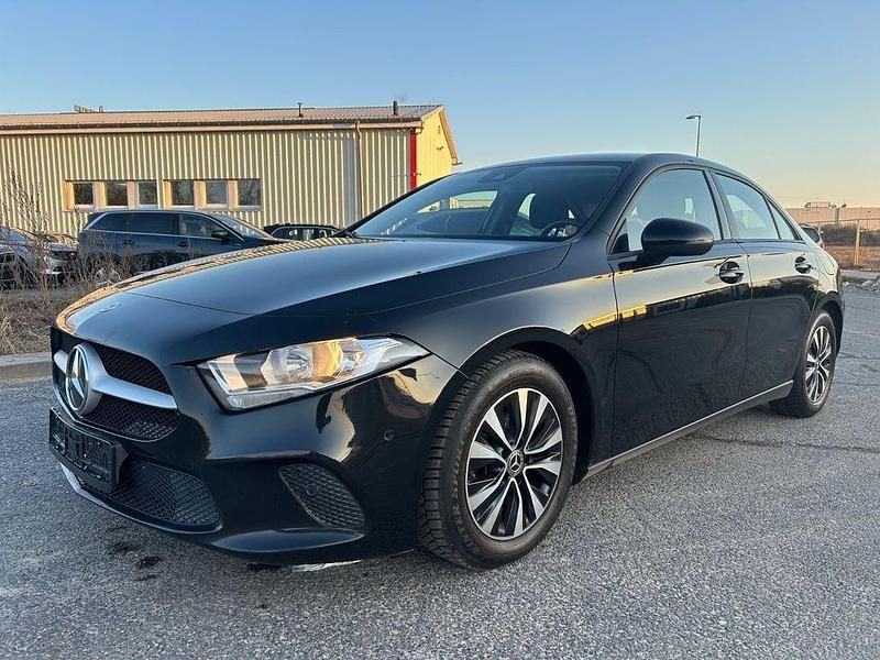 Gebraucht Mercedes A180 116 PS (85 kW) 2020 Schwarz Limousine