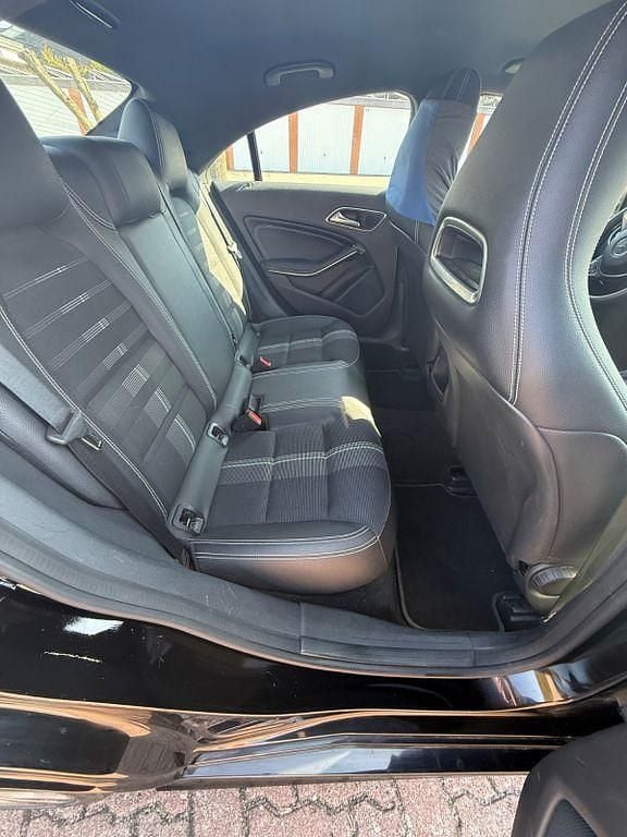 Gebraucht Mercedes CLA180 122 PS (89 kW) 2016 Schwarz Limousine