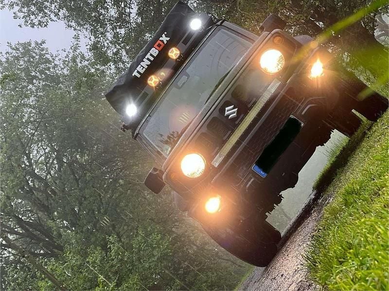 Grün Gebraucht 2022 Suzuki Jimny Comfort+ SUV | 31.000 € (Etwas zu teuer) - Bild 1/4