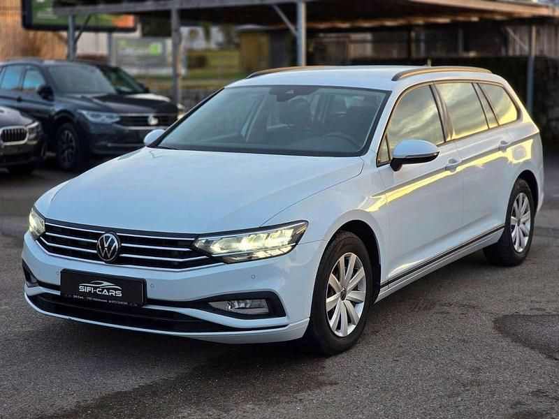 Gebraucht VW Passat 150 PS (110 kW) 2022 Gletscherweissmetallic Kombi
