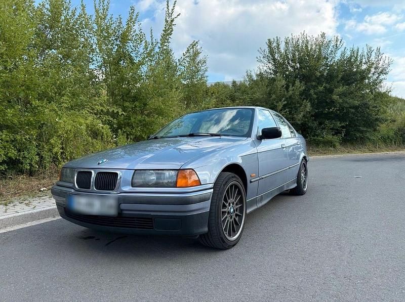 Gebraucht BMW 318 116 PS (85 kW) 1997 Grau Limousine