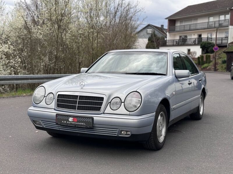 Blau Gebraucht 1999 Mercedes E220 Elegance Limousine | 9.980 € - Bild 1/4