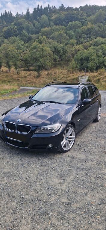 Schwarz Gebraucht 2010 BMW 320 Sport Line Kombi | 5.000 € (Guter Preis) - Bild 1/4