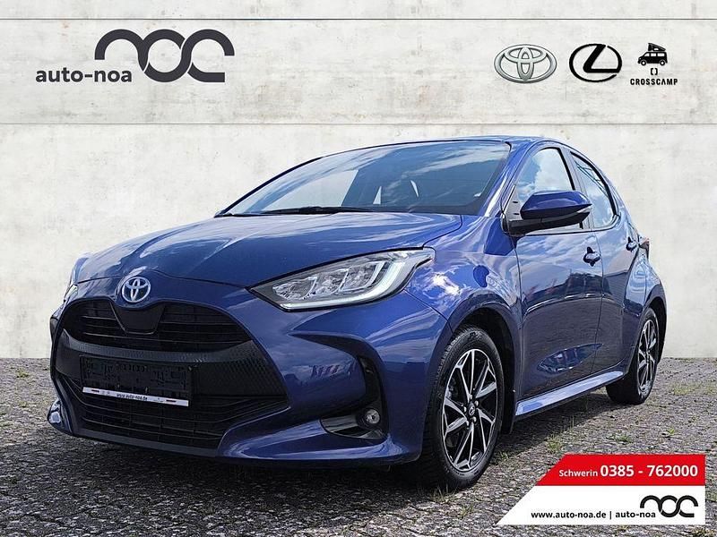 Dark blue m m Gebraucht 2022 Toyota Yaris Hybrid Team Limousine | 19.900 € (Fairer Preis) - Bild 1/4