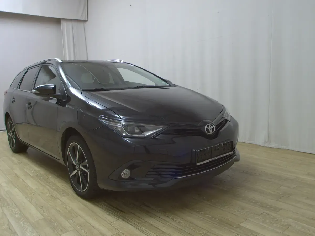 Gebraucht Toyota Auris Comfort 116 PS (85 kW) 2018 Black mica / ink Kombi