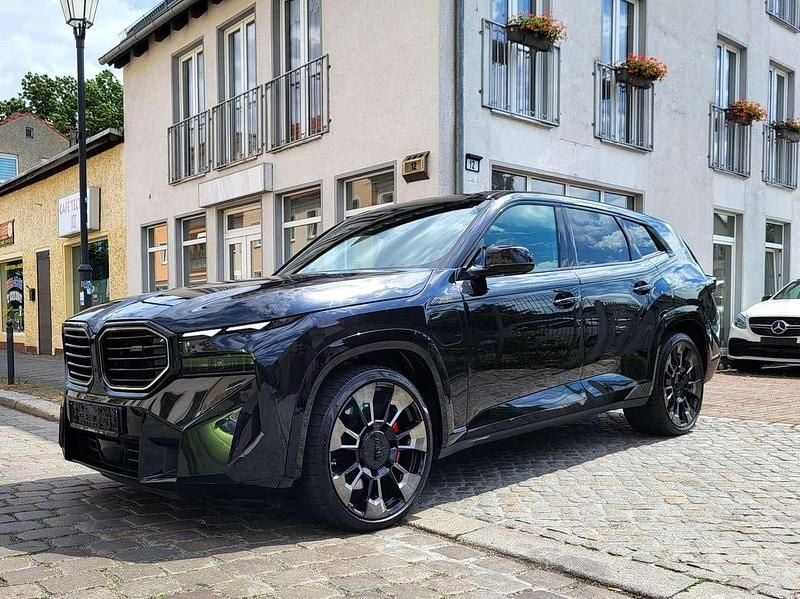 Black sapphire metallic Gebraucht 2023 BMW XM Basis SUV | 102.000 € (Superpreis) - Bild 1/4