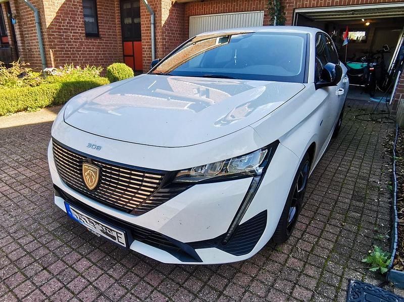 Weiß Gebraucht 2022 Peugeot 308 Allure Kombi | 22.500 € (Superpreis) - Bild 1/4
