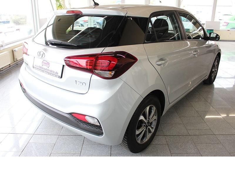 Gebraucht Hyundai i20 84 PS (61 kW) 2019 Silber Kleinwagen
