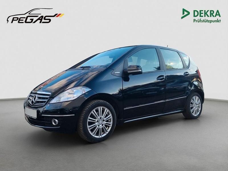 Kosmosschwarz metalliclack (metallic) Gebraucht 2011 Mercedes A160 Limousine | 7.300 € (Fairer Preis) - Bild 1/4