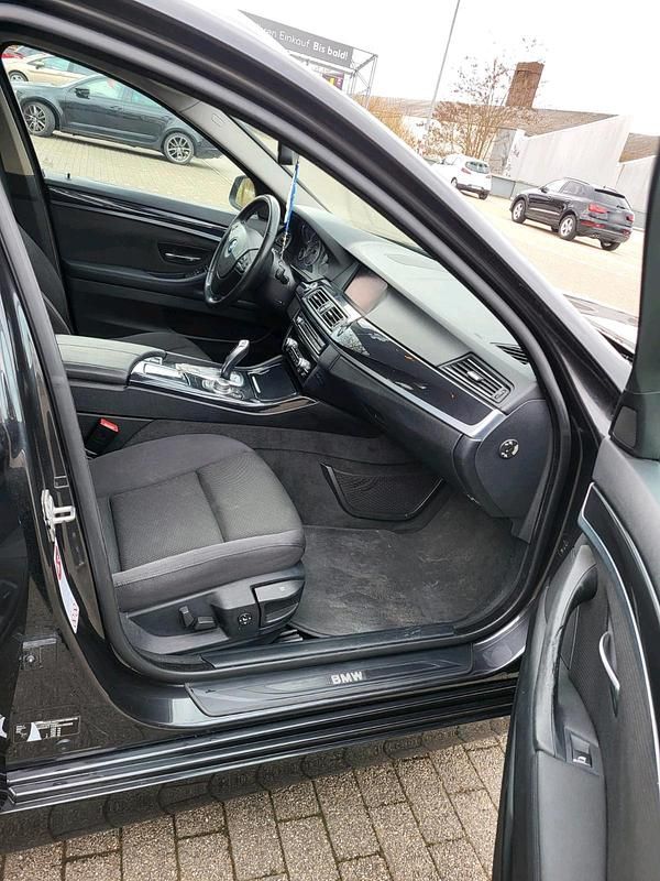 Gebraucht BMW 520 184 PS (135 kW) 2012 Schwarz Kombi