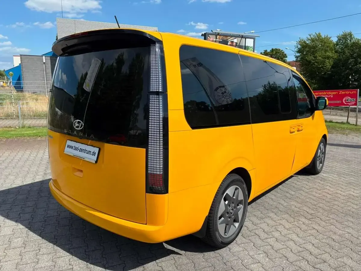 Gebraucht Hyundai Staria Prime 177 PS (130 kW) 2024 Dynamic yellow Van / Kleinbus