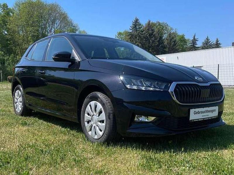 Black magic perleffekt Gebraucht 2024 Skoda Fabia Ambition Limousine | 17.490 € (Fairer Preis) - Bild 1/4