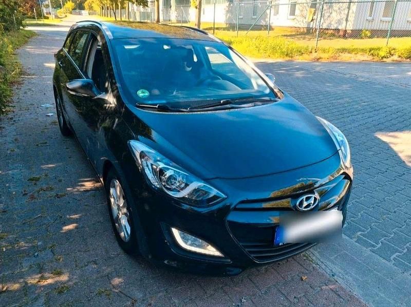 Gebraucht Hyundai i30 Trend 99 PS (72 kW) 2012 Schwarz Kombi