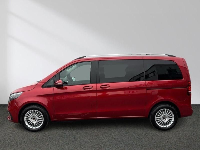 Gebraucht Mercedes V220 163 PS (119 kW) 2024 Rot Van / Kleinbus