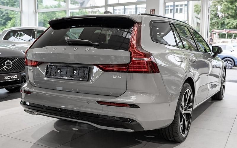 Neu Volvo V60 Plus 197 PS (144 kW) 2025 Grau Kombi
