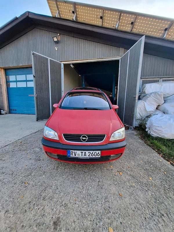 Rot Gebraucht 2001 Opel Zafira Van / Kleinbus | 1.950 € - Bild 1/4