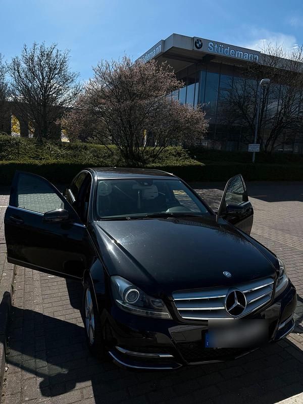 Schwarz Gebraucht 2011 Mercedes C250 Limousine | 9.600 € (Guter Preis) - Bild 1/4
