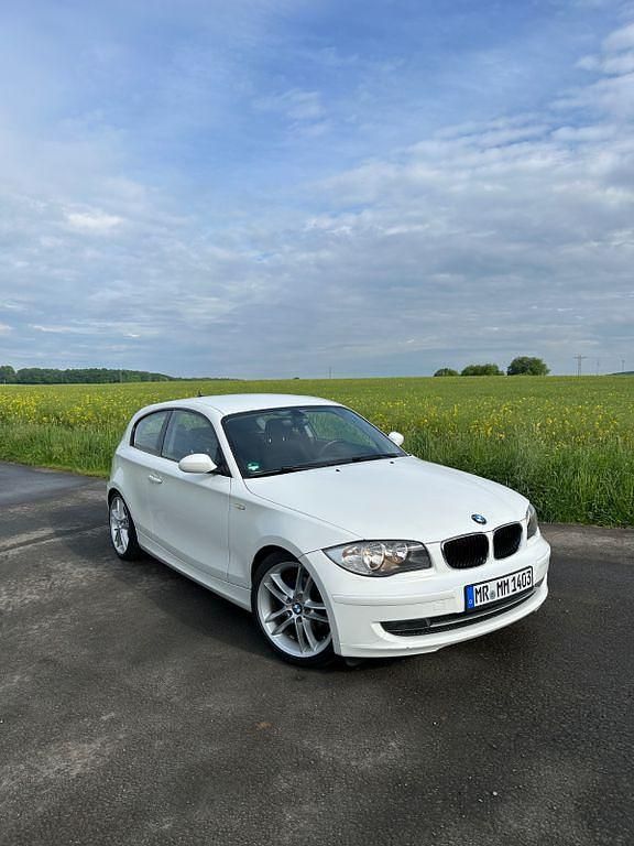 Weiß Gebraucht 2008 BMW 116 Performance Kleinwagen | 3.950 € (Fairer Preis) - Bild 1/4
