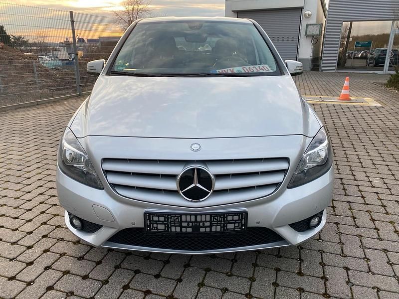 Gebraucht Mercedes B180 116 PS (85 kW) 2014 Silber Kleinwagen
